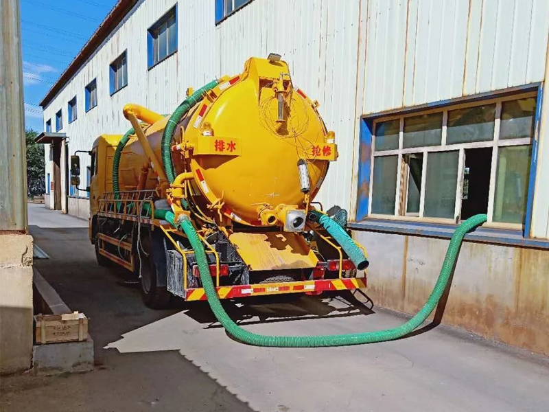 钟灵街厂区化粪池清理