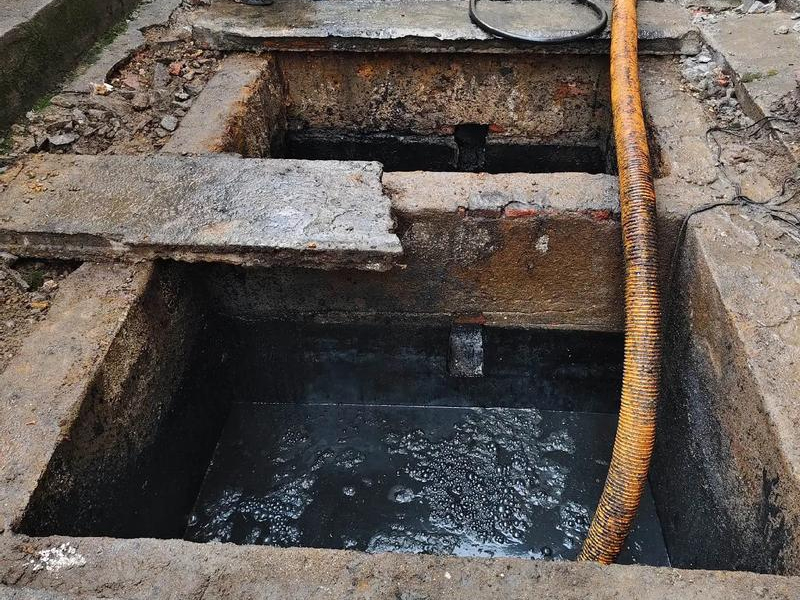 钟灵街清理化粪池