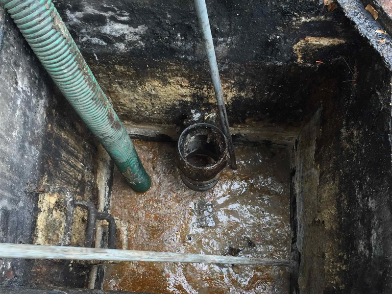 钟灵街隔油池清理